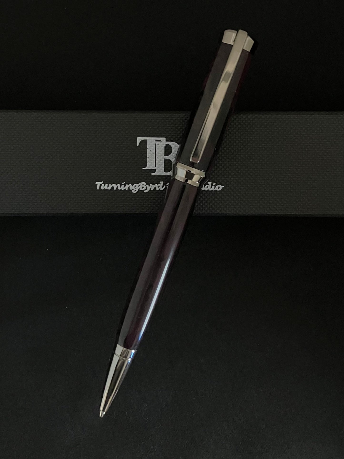 Upper and lower barrels are deep black burgundy resin, twist operation and chrome plated