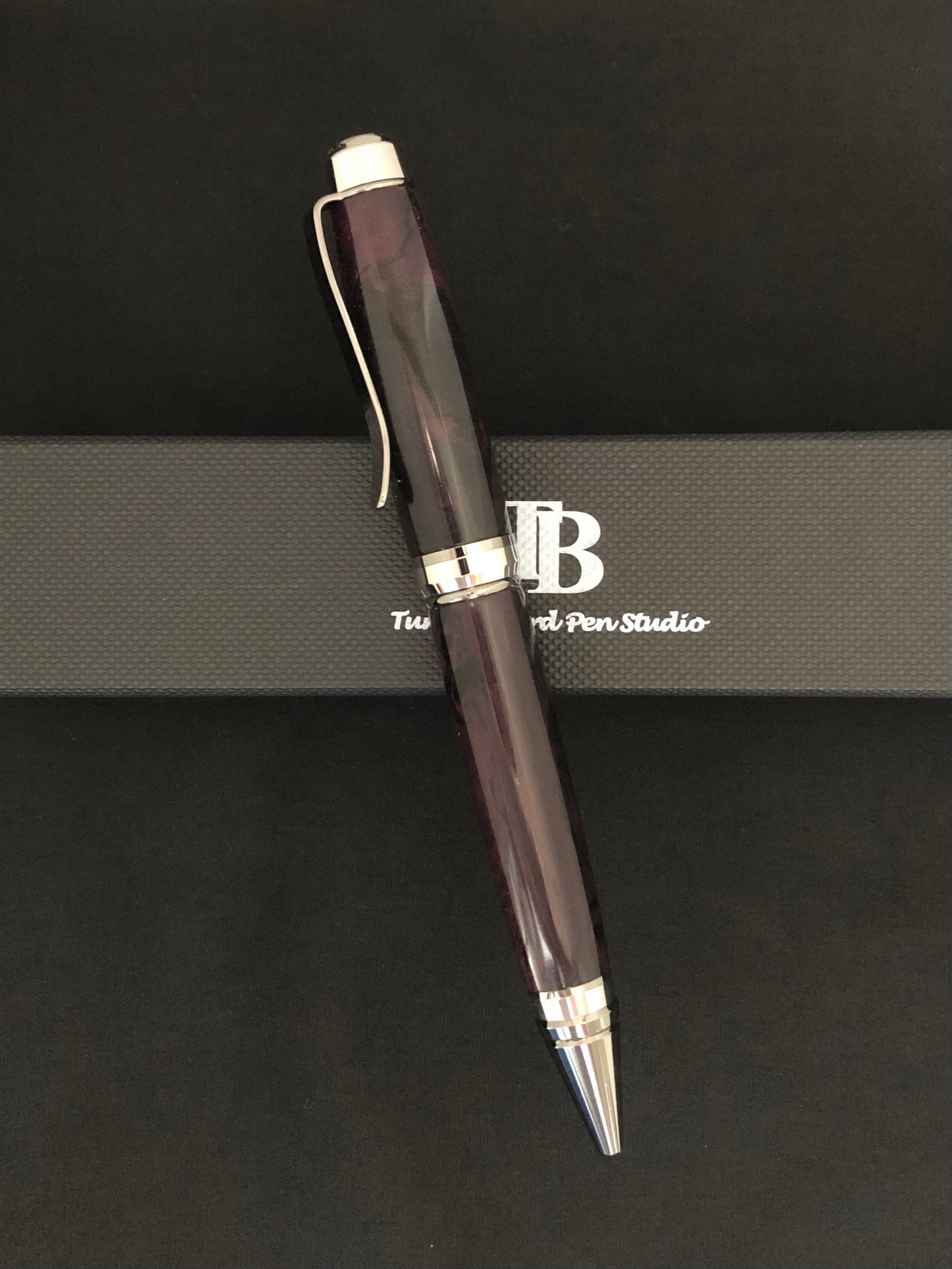 upper and lower barrels are Burgundy black swirl resin, chrome plating, twist operation