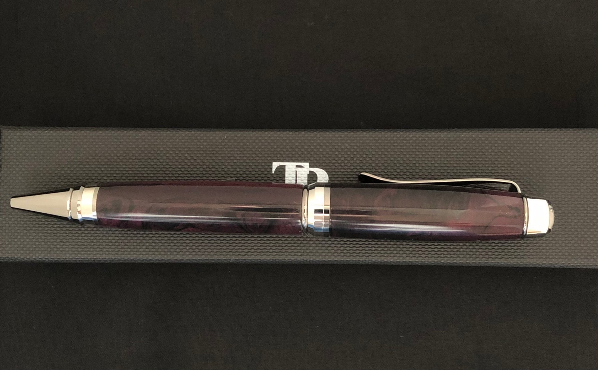 upper and lower barrels are Burgundy black swirl resin, chrome plating, twist operation